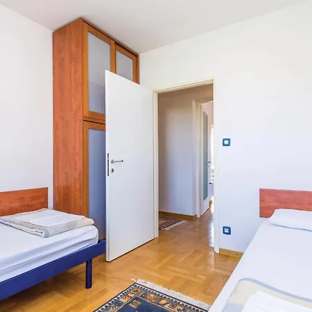 Apartment Gorgeous In Barbat With Wifi *